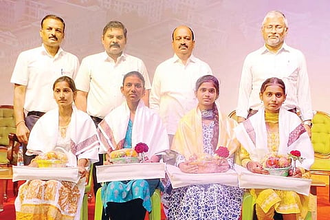 Sandur SSLC topers Sanmana