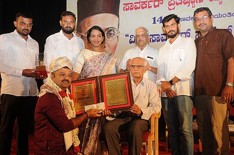 Veer Savarkar Samman award for Chakraborty Sulibele
