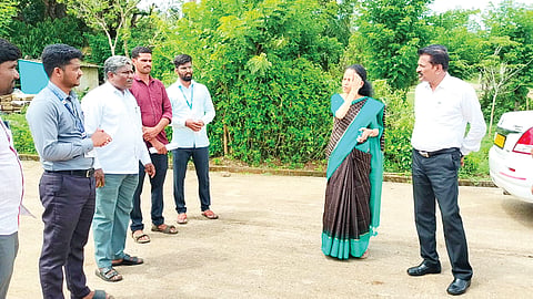 ರೋಗ ವಾಹಕ ಆಶ್ರಿತ ರೋಗಗಳ ನಿಯಂತ್ರಣಾಧಿಕಾರಿಗಳಾದ ಡಾ.ಸುವರ್ಣ ಹಾಗೂ ತಾಲ್ಲೂಕು ಆರೋಗ್ಯಾಧಿಕಾರಿ ಡಾ. ರವಿಕುಮಾರ್ ಮತ್ತು ತಂಡದವರು ಕರ್ನಾಟಕ-ಕೇರಳ ಗಡಿ ಭಾಗದಲ್ಲಿರುವ ಮಚ್ಚೂರು ಹಾಡಿಗೆ ಭೇಟಿ ನೀಡಿ ಪರಿಶೀಲಿಸಿದರು.