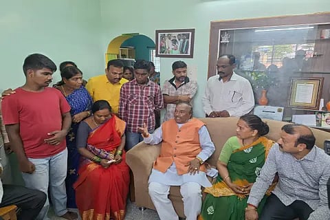 ex dcm k.s.eshwarappa visit chandrasheakran home