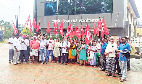 ನೆಲ್ಲಿಹುದಿಕೇರಿಯಲ್ಲಿ ಸಿಪಿಐಎಂ ಪ್ರತಿಭಟನೆ