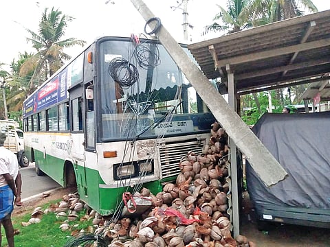 ನಿಯಂತ್ರಣ ತಪ್ಪಿ ಮನೆಯತ್ತ ನುಗ್ಗಿದ ಬಸ್