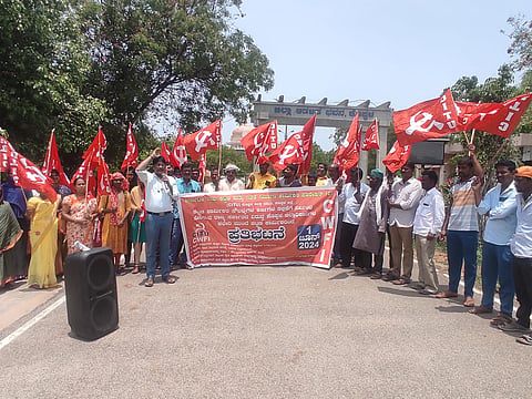 buliding labour union workers protest in koppal