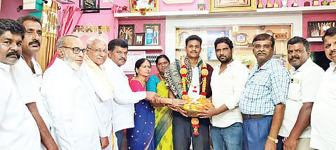 ಎಚ್.ಡಿ.ಕೋಟೆ ಪಟ್ಟಣದ ಹೌಸಿಂಗ್ ಬೋರ್ಡ್ ಕಾಲನಿಯಲ್ಲಿ ರುವ ಐಎಎಸ್ ಹುದ್ದೆಗೆ ಆಯ್ಕೆಯಾಗಿರುವ ಚಿದಾನಂದ ಅವರನ್ನು ಶಾಸಕ ಅನಿಲ್ ಚಿಕ್ಕಮಾದು ಅಭಿನಂದಿಸಿದರು.
