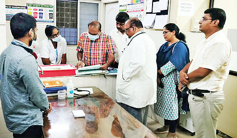 02.ಥಿಠಿ.03: ಪಿರಿಯಾಪಟ್ಟಣದ ಸಾರ್ವಜನಿಕ ಆಸ್ಪತ್ರೆಗೆ ಜಿಲ್ಲಾ ಆರೋಗ್ಯಾಧಿಕಾರಿ ಡಾ.ಕುಮಾರಸ್ವಾಮಿ ಭಾನುವಾರ ದಿಢೀರ್ ಭೇಟಿ ನೀಡಿ ಪರಿಶೀಲಿಸಿದರು.