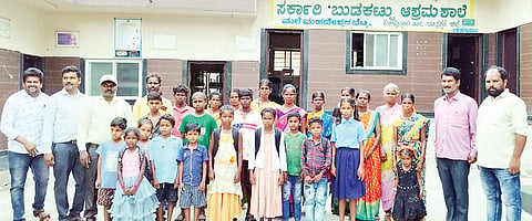 ಸರ್ಕಾರಿ ಬುಡಕಟ್ಟು ಆಶ್ರಮ ಶಾಲೆಗೆ 11 ಮಕ್ಕಳು ದಾಖಲು