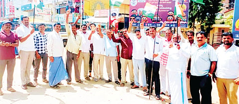 ಸರಗೂರು ಪಟ್ಟಣದಲ್ಲಿ ಕಾಂಗ್ರೆಸ್ ಕಾರ್ಯಕರ್ತರು ಸಂಭ್ರಮ