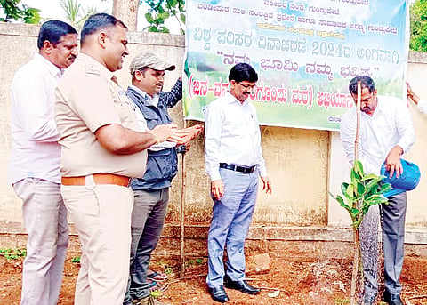 ಗುಂಡ್ಲುಪೇಟೆ ಪಟ್ಟಣದ ನ್ಯಾಯಾಲಯದ ಆವರಣದಲ್ಲಿ ಜೆ.ಜೆ.ಶಿವಕುಮಾರ್ ಸಸಿಗೆ ನೀರೆರೆಯುವ ಮೂಲಕ ವಿಶ್ವಪರಿಸದ ದಿನಾಚರಣೆಗೆ ಚಾಲನೆ ನೀಡಿದರು. ಬಸವರಾಜ್ ತಳವಾರ್ ಬಿ.ಎಂ.ಮಲ್ಲೇಶ್, , ಕಾಂತಮ್ಮ, ವೆಂಕಟೇಶ್ ಇದ್ದರು