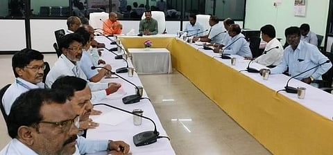  ಮಹದೇಶ್ವರ ಬೆಟ್ಟದಲ್ಲಿ ಉಚಿತ ಸಾಮೂಹಿಕ ವಿವಾಹ ಕಾರ್ಯಕ್ರಮ ಸಂಬಂಧ ಶ್ರೀ ಶಾಂತಮಲ್ಲಿಕಾರ್ಜುನ ಸ್ವಾಮೀಜಿ ಸಾನ್ನಿಧ್ಯದಲ್ಲಿ ಸಭೆ ನಡೆಯಿತು, ಪ್ರಾಧಿಕಾರದ ಕಾರ್ಯದರ್ಶಿ ಎ.ಈ ರಘು, ಚಂದ್ರಶೇಖರ್, ಮಹದೇವಸ್ವಾಮಿ ಇತರರು ಇದ್ದರು.