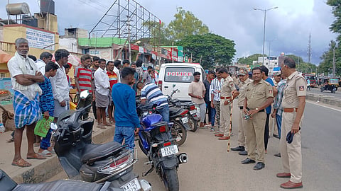 ಗುಂಡ್ಲುಪೇಟೆ ಪಟ್ಟಣದಲ್ಲಿ ಪೊಲೀಸರು ಹೆಲ್ಮೆಟ್ ಧರಿಸದ ವಾಹನ ಸವಾರರಿಗೆ ದಂಡ ವಿಧಿಸುತ್ತಿದ್ದಾರೆ. ಪರಶಿವಮೂರ್ತಿ ಹಾಗೂ ಸಿಬ್ಬಂದಿ ಇದ್ದರು.