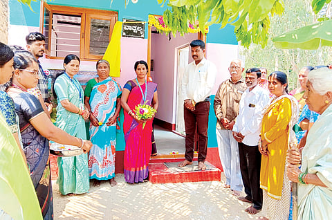 ಫಲಾನುಭವಿಗೆ ಮನೆ ವಿತರಣೆ