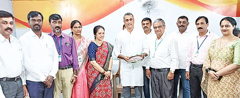 ಕಾವೇರಿ ಕಾಲೇಜಿಗೆ ಗೇಣಿ, ಪಹಣಿ ಪತ್ರ ಹಸ್ತಾಂತರ