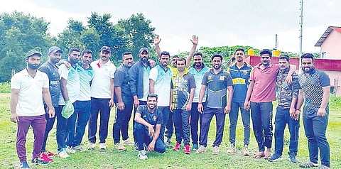ಮಾರ್ನಿಂಗ್ ಬಾಯ್ಸ ತಂಡದಿಂದ ಮೈದಾನ ಸ್ವಚ್ಛತೆ