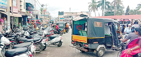 ಬೇಲೂರಿನಲ್ಲಿ ಅಡ್ಡಾದಿಡ್ಡಿ ಪಾರ್ಕಿಂಗ್ ಕಿರಿಕಿರಿ