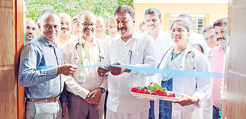 ಯಳಂದೂರು ತಾಲೂಕು ಪಂಚಾಯಿತಿ ಸಭಾಂಗಣದಲ್ಲಿ ಶನಿವಾರ ಏರ್ಪಡಿಸಿದ್ದ ಕಾರ್ಯಕ್ರಮದಲ್ಲಿ ಅಂಗನವಾಡಿ ಕಾರ್ಯಕರ್ತೆಯರಿಗೆ ಶಾಸಕ ಎ.ಆರ್. ಕೃಷ್ಣಮೂರ್ತಿ ಸ್ಮಾರ್ಟ್ ಫೋನ್‌ಗಳನ್ನು ವಿತರಣೆ ಮಾಡಿದರು. ಎಚ್.ವಿ. ಚಂದ್ರು, ಜೆ. ಯೋಗೇಶ್ ಮತ್ತಿತರರಿದ್ದರು.