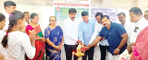 ಮಲೆಮಹದೇಶ್ವರ ಬೆಟ್ಟದಲ್ಲಿ ಎಚ್.ಕೆ ಟ್ರಸ್ಟ್ ವತಿಯಿಂದ ಆಯೋಜಿಸಿದ್ದ ಆರೋಗ್ಯ ತಪಾಸಣಾ ಶಿಬಿರವನ್ನು ಶಾಸಕ ಎಂ.ಆರ್ ಮಂಜುನಾಥ್ ಉದ್ಘಾಟಿಸಿದರು. ಪ್ರೇಮಲತಾ ಕೃಷ್ಣಸ್ವಾಮಿ, ಮಹಾನಂದ, ದಕ್ಷಿಣಮೂರ್ತಿ, ಡಾ.ಪ್ರವೀಣ್ ಕುಮಾರ್ ಇತರರು ಇದ್ದರು.
16 ಹನೂರು 4 ಎ: ಡಾ.ಪ್ರೀತನ್ ನಾಗಪ್ಪ ಅವರು ಶಾಸಕ ಎಂ.ಆರ್ ಮಂಜುನಾಥ್ ಅವರ ಆರೋಗ್ಯ ತಪಾಸಣೆ ನಡೆಸಿದರು.