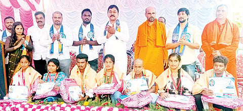 ಯಳಂದೂರು ತಾಲೂಕಿನ ವೈ.ಕೆ.ಮೋಳೆ ಗ್ರಾಮದಲ್ಲಿ ಭಾನುವಾರ ನಡೆದ ಡಾ.ಅಂಬೇಡ್ಕರ್ ಜಯಂತಿ ಕಾರ್ಯಕ್ರಮದಲ್ಲಿ ಪ್ರತಿಭಾವಂತ ವಿದ್ಯಾರ್ಥಿಗಳನ್ನು ಸನ್ಮಾನಿಸಲಾಯಿತು. ಶಾಸಕ ಎ.ಆರ್.ಕೃಷ್ಣಮೂರ್ತಿ, ಜ್ಞಾನಪ್ರಕಾಶ ಸ್ವಾಮೀಜಿ ಮತ್ತಿತರರಿದ್ದರು.