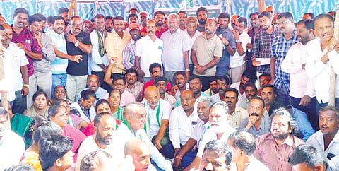 ರಾಜಕೀಯ ಉದ್ದೇಶದಿಂದ ನೌಕರರ ವಜಾ
