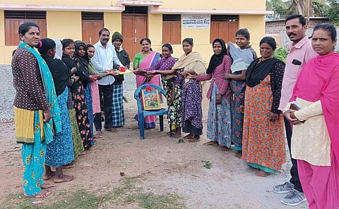  ಹನಗೋಡು ಹೋಬಳಿಯ ನೇರಳಕುಪ್ಪೆ ಹಾಡಿಯಲ್ಲಿ ನೂತನವಾಗಿ ರಚನೆಗೊಂಡ ಚಾಮುಂಡೇಶ್ವರಿ ಮಹಿಳಾ ಸ್ವ-ಸಹಾಯ ಸಂಘವನ್ನು ಉದ್ಘಾಟಿಸಲಾಯಿತು. ನೆರಳುಕುಪ್ಪೆ ಮಾದೇವ್, ಪುಷ್ಪಲತಾ, ಮಮತಾ, ಮಂಜುಳಾ ಇದ್ದಾರೆ.