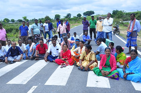 ಗೋಮಾಳ ಜಾಗವನ್ನು ಗ್ರಾಮಕ್ಕೆ ಬಿಟ್ಟುಕೊಡುವಂತೆ ಒತ್ತಾಯಿಸಿ ಧರಣಿ