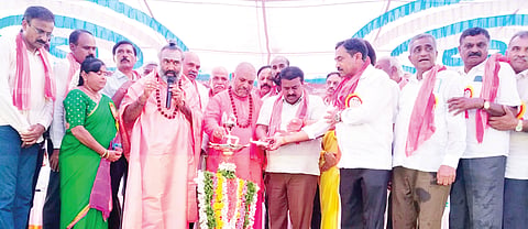 ಚನ್ನಪಟ್ಟಣದಲ್ಲಿ ಆಯೋಜಿಸಲಾಗಿದ್ದ ಶ್ರೀ ಜಗದ್ಗುರು ರೇಣುಕಾಚಾರ್ಯ ಯುಗಮಾನೋತ್ಸವ ಮತ್ತು ಜಗಜ್ಯೋತಿ ಬಸವೇಶ್ವರ ಜಯಂತ್ಯುತ್ಸವ ಹಾಗೂ ಪ್ರತಿಭಾವಂತ ವಿದ್ಯಾರ್ಥಿಗಳ ಪ್ರತಿಭಾ ಪುರಸ್ಕಾರ ಕಾರ್ಯಕ್ರಮವನ್ನು ಶಾಸಕ ಸಿ.ಎನ್.ಬಾಲಕೃಷ್ಣ ಉದ್ಘಾಟಿಸಿದರು.