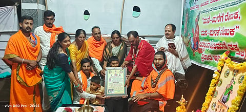 ಆಲೂರು ತಾಲೂಕಿನ ಕುಂದೂರು ಹೋಬಳಿ ವ್ಯಾಪ್ತಿಯ ಮೇರ್ವೆ ಗ್ರಾಮದಲ್ಲಿ ಭಾನುವಾರ ನಡೆದ ಮನೆ ಮನೆಗೆ ರೇಣುಕ-ಮನ ಮನಕೆ ರೇಣುಕರ ಸಿದ್ಧಾಂತ ಶಿಖಾಮಣಿ ತತ್ತ್ವ ಪ್ರಚಾರ ಅಭಿಯಾನ ಕಾರ್ಯಕ್ರಮದಲ್ಲಿ ಶ್ರೀ ಷ.ಬ್ರ. ಸದಾಶಿವ ಶಿವಾಚಾರ್ಯ ಸ್ವಾಮೀಜಿ ಆಶೀರ್ವಚನ ನೀಡಿದರು. ಭಾಗ್ಯಾ ಮಂಜುನಾಥ್, ಪದ್ಮಾ ರೇಣುಕಾ, ಮದನ್, ತೇಜಸ್ವಿನಿ, ದಿಲೀಪ್, ಹಾಸನ ದೇವರಾಜ್ ಶಾಸ್ತ್ರಿ, ಪುರೋಹಿತ ಶಶಿ ವಿರುಪಾಪುರ, ರವಿ ಭಾವಸುವಳ್ಳಿ ಇತರರಿದ್ದರು.