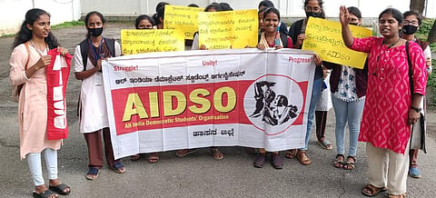 ಬಿಸಿಎಂ ವಿದ್ಯಾರ್ಥಿನಿಲಯಕ್ಕೆ ಸೂಕ್ತ ಭದ್ರತೆ ಒದಗಿಸುವಂತೆ ಆಗ್ರಹಿಸಿ ಪ್ರತಿಭಟನೆ