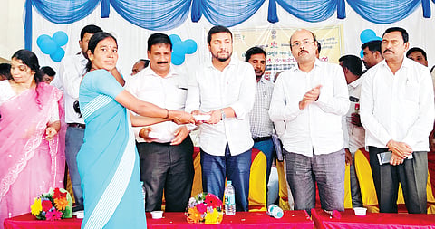 ನಂಜನಗೂಡಿನ ಅಂಬೇಡ್ಕರ್ ಭವನದಲ್ಲಿ ಅಂಗನವಾಡಿ ಕಾರ್ಯಕರ್ತೆಯರಿಗೆ ಶಾಸಕ ದರ್ಶನ್ ಧ್ರುವನಾರಾಯಣ ಸ್ಮಾರ್ಟ್ ಫೋನ್ ವಿತರಿಸಿದರು. ಡಾ.ಯತೀಂದ್ರ ಸಿದ್ದರಾಮಯ್ಯ, ಶಿವಕುಮಾರ್ ಕಾಸ್ನೂರ್, ಎಚ್.ಆರ್.ಸುರೇಶ್, ಜೆರಾಲ್ಡ್ ರಾಜೇಶ್ ಮತ್ತಿತರರಿದ್ದರು.