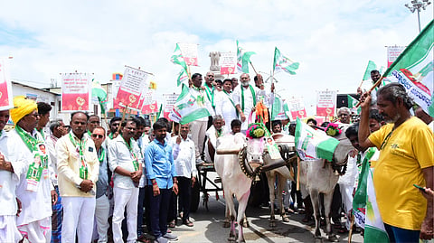 JDS party workers protest in Koppal aginest state government