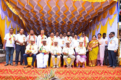 ಮದ್ದೂರು ಪಟ್ಟಣದ ತಾಲೂಕು ಕ್ರೀಡಾಂಗಣದಲ್ಲಿ ತಾಲೂಕು ಆಡಳಿತ ಮತ್ತು ತಾಲೂಕು ರಾಷ್ಟ್ರೀಯ ಹಬ್ಬಗಳ ಆಚರಣಾ ಸಮಿತಿ ವತಿಯಿಂದ ಹಮ್ಮಿಕೊಂಡಿದ್ದ ನಾಡಪ್ರಭು ಕೆಂಪೇಗೌಡರ ಜಯಂತಿ ಕಾರ್ಯಕ್ರಮದಲ್ಲಿ ವಿವಿಧ ಕ್ಷೇತ್ರದಲ್ಲಿ ಸಾಧನೆ ಮಾಡಿದವರನ್ನು ತಹಸೀಲ್ದಾರ್ ಕೆ.ಎಸ್.ಸೋಮಶೇಖರ್ ಅಭಿನಂದಿಸಿದರು. ಸಿ.ಎಚ್.ಕಾಳೀರಯ್ಯ, ನ.ಲಿ.ಕೃಷ್ಣ, ವಿ.ಸಿ.ಉಮಾಶಂಕರ್, ಶಿವಲಿಂಗೇಗೌಡ, ಬಸವರಾಜು, ಪಿ.ಶಿವಪ್ಪ, ತಿಪ್ಪೂರು ರಾಜೇಶ್ ಇದ್ದರು.