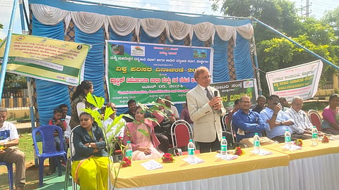  ಕೊಳ್ಳೇಗಾಲ ಪಟ್ಟಣದ ಎಂಜಿಎಸ್‌ವಿ ಕಾಲೇಜು ಆವರಣದಲ್ಲಿ ಬುಧವಾರ ವಿಶ್ವ ಪರಿಸರ ದಿನಾಚರಣೆ ಹಿನ್ನೆಲೆಯಲ್ಲಿ ಪ್ಲಾಸ್ಟಿಕ್ ನಿರ್ಮೂಲನಾ ಜಾಗೃತಿ ಜಾಥಾ ಮತ್ತು ಗಿಡಗಳನ್ನು ನೆಡುವ ಕಾರ್ಯಕ್ರಮದಲ್ಲಿ ಅಪರ ಜಿಲ್ಲಾ ಮತ್ತು ಸತ್ರ ನ್ಯಾಯಾಧೀಶ ಟಿ.ಸಿ.ಶ್ರೀಕಾಂತ್ ಮಾತನಾಡಿದರು. ಸುನೀತಾ, ಎಂ.ಎನ್.ನಂದಿನಿ, ಸಿ.ರವಿ, ಸಿ.ಆರ್.ನಿರ್ಮಲಾ, ಯುಜಿ ಭರತ್, ಬಿ.ಎಸ್.ವಾಸು ಇತರರಿದ್ದರು.