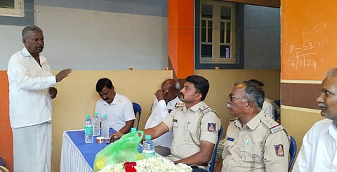  ಕೊಳ್ಳೇಗಾಲ ಪಟ್ಟಣದ ಬಸ್ತೀಪುರ ಬಡಾವಣೆಯಲ್ಲಿ ಜೂ.13 ಮತ್ತು 14 ರಂದು ವಿಜೃಂಭಣೆಯಿಂದ ನಡೆಯುವ ಶ್ರೀ ಸಿದ್ದಪ್ಪಾಜಿ ಕೊಂಡೋತ್ಸವ ಸಂಬಂಧ ಗ್ರಾಮದ ವಿವಿಧ ಕೋಮಿನ ಮುಖಂಡರ ಜತೆ ಪಟ್ಟಣ ಪೊಲೀಸ್ ಠಾಣೆಯ ಪಿಎಸ್‌ಐ ಬಿ.ಕೆ.ಮಹೇಶ್ ಕುಮಾರ್ ಬುಧವಾರ ಶಾಂತಿ ಸಭೆ ನಡೆಸಿ ಮಾತನಾಡಿದರು.