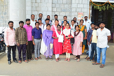 Atal Jee Janasnehi Kendra Operators protest Mandya
