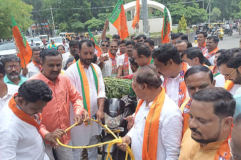 BJP PROTEST PETROL RATE AGAINEST