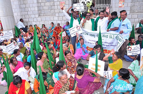 Farmers union activists protest Mandya