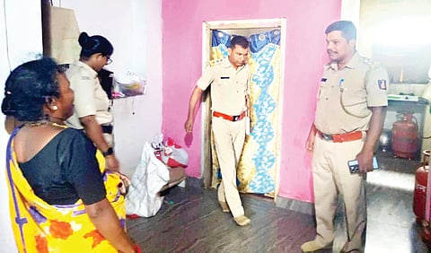 ಅಬಕಾರಿ ಅಧಿಕಾರಿಗಳಿಂದ ಪರಿಶೀಲನೆ