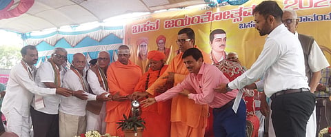 ಪಿರಿಯಾಪಟ್ಟಣ ತಾಲೂಕು ರಾವಂದೂರು ಗ್ರಾಮದಲ್ಲಿ ಬಸವ ಜಯಂತಿ ಕಾರ್ಯಕ್ರಮವನ್ನು ಗಿಡಕ್ಕೆ ನೀರೆರೆಯುವ ಮೂಲಕ ಉದ್ಘಾಟಿಸಲಾಯಿತು .