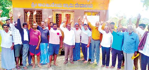 ಅರ್ಚಕನ ವಜಾಕ್ಕೆ ಒತ್ತಾಯಿಸಿ ಪ್ರತಿಭಟನೆ