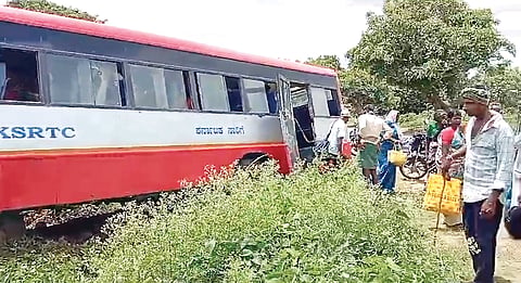 ಬ್ರೇಕ್ ವಿಫಲಗೊಂಡು ಜಮೀನಿಗೆ ನುಗ್ಗಿದ ಬಸ್