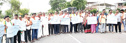 ಪೆಟ್ರೋಲ್, ಡೀಸೆಲ್ ದರ ಏರಿಕೆ ಖಂಡಿಸಿ ಸಂಚಾರ ತಡೆ