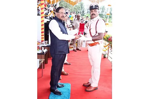 Jayananda Patagar Reciving Gold Medal From Home Minister