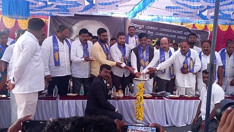 ನಂಜನಗೂಡು ತಾಲೂಕಿನ ಹುಲ್ಲಹಳ್ಳಿ ಗ್ರಾಮದಲ್ಲಿ ನಡೆದ ಅಂಬೇಡ್ಕರ್ ಜಯಂತಿ ಕಾರ್ಯಕ್ರಮವನ್ನು ಜಿಲ್ಲಾ ಉಸ್ತುವಾರಿ ಸಚಿವ ಡಾ.ಎಚ್.ಸಿ.ಮಹದೇವಪ್ಪ ಉದ್ಘಾಟಿಸಿದರು.