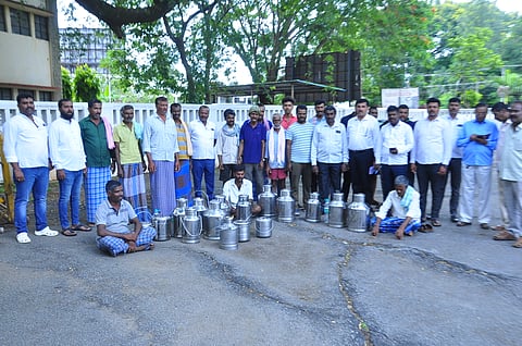 ಜೆಡಿಎಸ್‌ಗೆ ಮತ ನೀಡಲ್ಲ ಎಂದು ಹಾಲು ಖರೀದಿಸದ ಡೇರಿ ಪ್ರತಿಭಟನೆ
