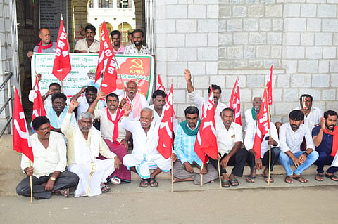 Prantha krushi koolikarara Sanga Protest Mandya
