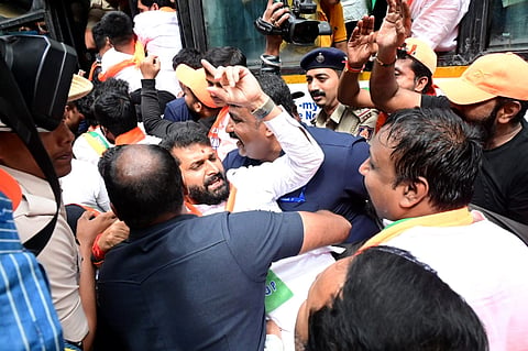 Raghu_20_BJP_Protest_@_BJP_Office_Malleshwaram (6)