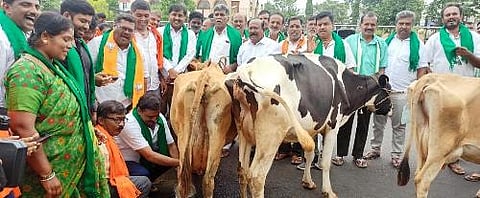 Rmgm-Ph-02-BJP Raitha Morcha Protest News Photo- Halu Kareyuthiruvudu-Rmgm-29-6-2024