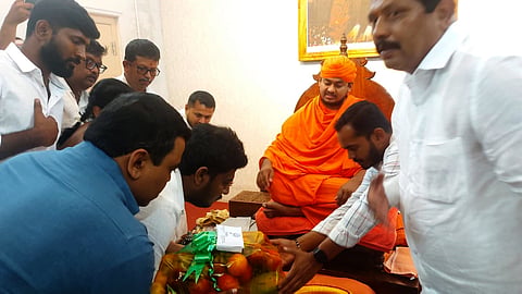 ಚಾರುಕೀರ್ತಿ ಭಟ್ಟಾರಕ ಸ್ವಾಮೀಜಿ ಆಶೀರ್ವಾದ ಪಡೆದ ಶ್ರೇಯಸ್ ಪಟೇಲ್