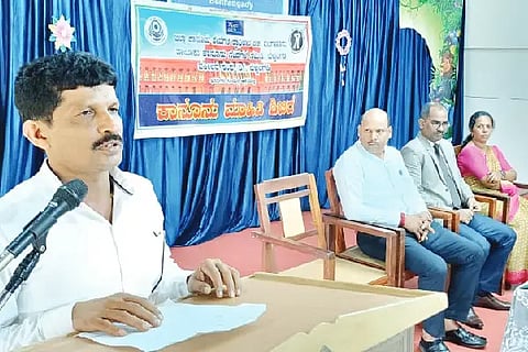 ಬೆಳ್ತಂಗಡಿ ಎಸ್‌ಡಿಎಂ ಆಂಗ್ಲ ಮಾಧ್ಯಮ ಶಾಲೆಯಲ್ಲಿ ಕಾನೂನು ಅರಿವು ಕಾರ್ಯಕ್ರಮದಲ್ಲಿ ವಕೀಲ ಚಿದಾನಂದ ಪಿ.ಮಾತನಾಡಿದರು.