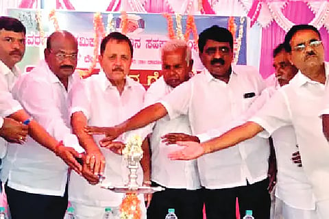 ಚನ್ನಗಿರಿ ತಾಲೂಕು ದೇವರಹಳ್ಳಿಯಲ್ಲಿ ಸಹಕಾರ ಸಂಘದ ನೂತನ ಗೋದಾಮಿನ್ನು ಡಿಸಿಸಿ ಬ್ಯಾಂಕ್ ನಿರ್ದೇಶಕ ಜಿ.ಆರ್. ಷಣ್ಮುಖಪ್ಪ ಲೋಕಾರ್ಪಣೆಗೊಳಿಸಿದರು. ಕೆಎಸ್‌ಡಿಎಲ್ ಮಾಜಿ ಅಧ್ಯಕ್ಷ ಮಾಡಾಳು ವಿರೂಪಾಕ್ಷಪ್ಪ, ಅಫೆಕ್ಸ್ ಬ್ಯಾಂಕ್ ನಿರ್ದೇಶಕ ಜಿ.ಎನ್. ಸ್ವಾಮಿ, ದೇವರಹಳ್ಳಿ ಗ್ರಾಪಂ ಅಧ್ಯಕ್ಷೆ ಲಕ್ಷ್ಮಮ್ಮ, ತಾಪಂ ಮಾಜಿ ಅಧ್ಯಕ್ಷ ಎ.ಎಸ್. ಬಸವರಾಜಪ್ಪ ಇದ್ದರು.