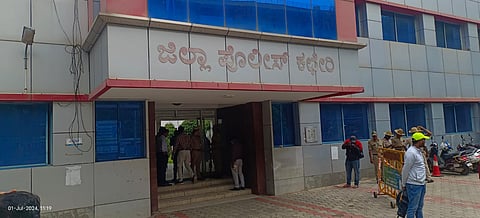 ಹಾಸನದ ಎಸ್ಪಿ ಕಚೇರಿಯ ಆವರಣದಲ್ಲಿ ಪತಿಯಿಂದ ಪತ್ನಿ ಕೊಲೆ